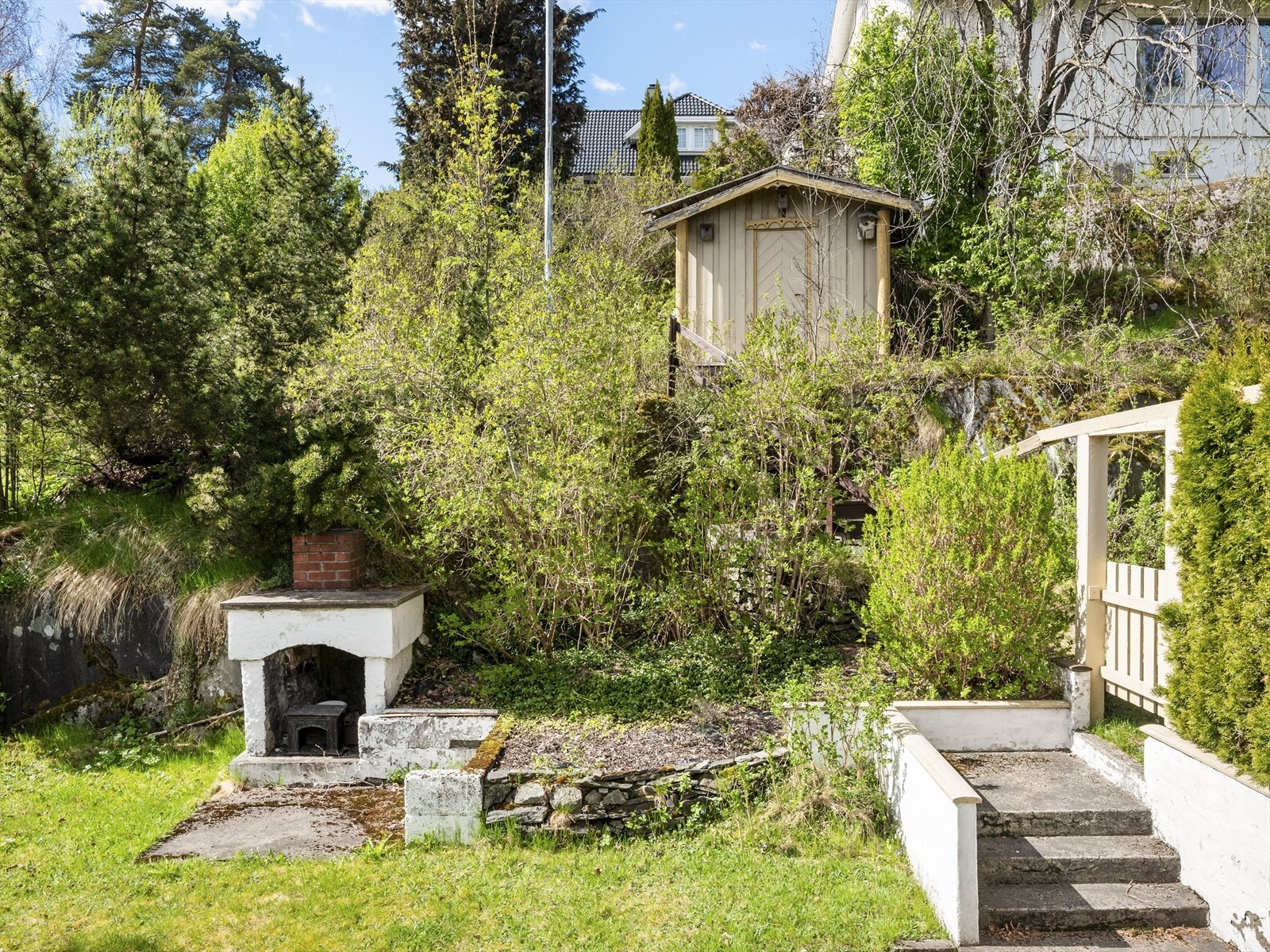 I hagen finnes en utepeis og en separat bod for ekstra lagring. Galleribilde