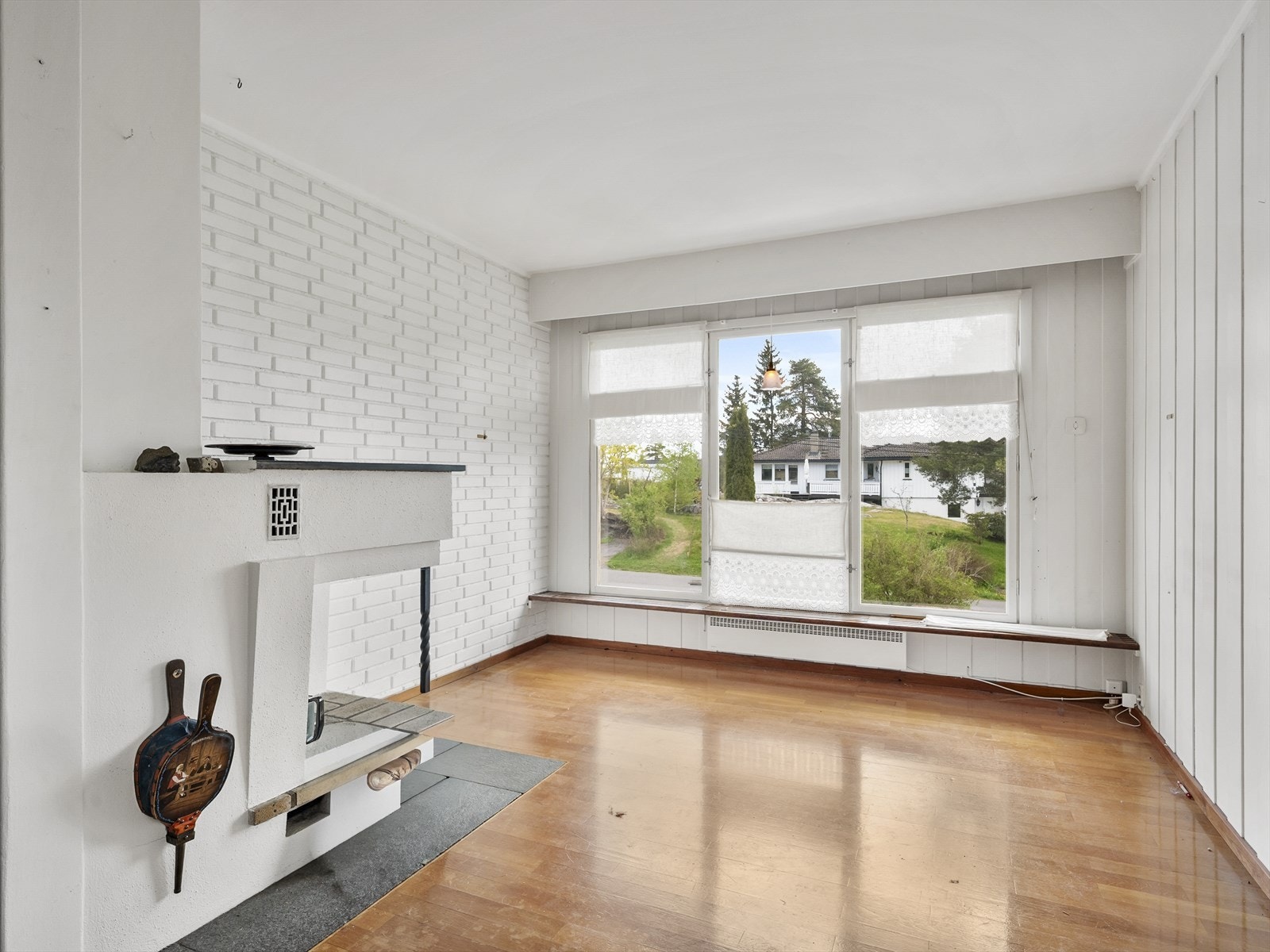 Store vindusflater i stuen gir godt med lysinnslipp store deler av dagen. Galleribilde