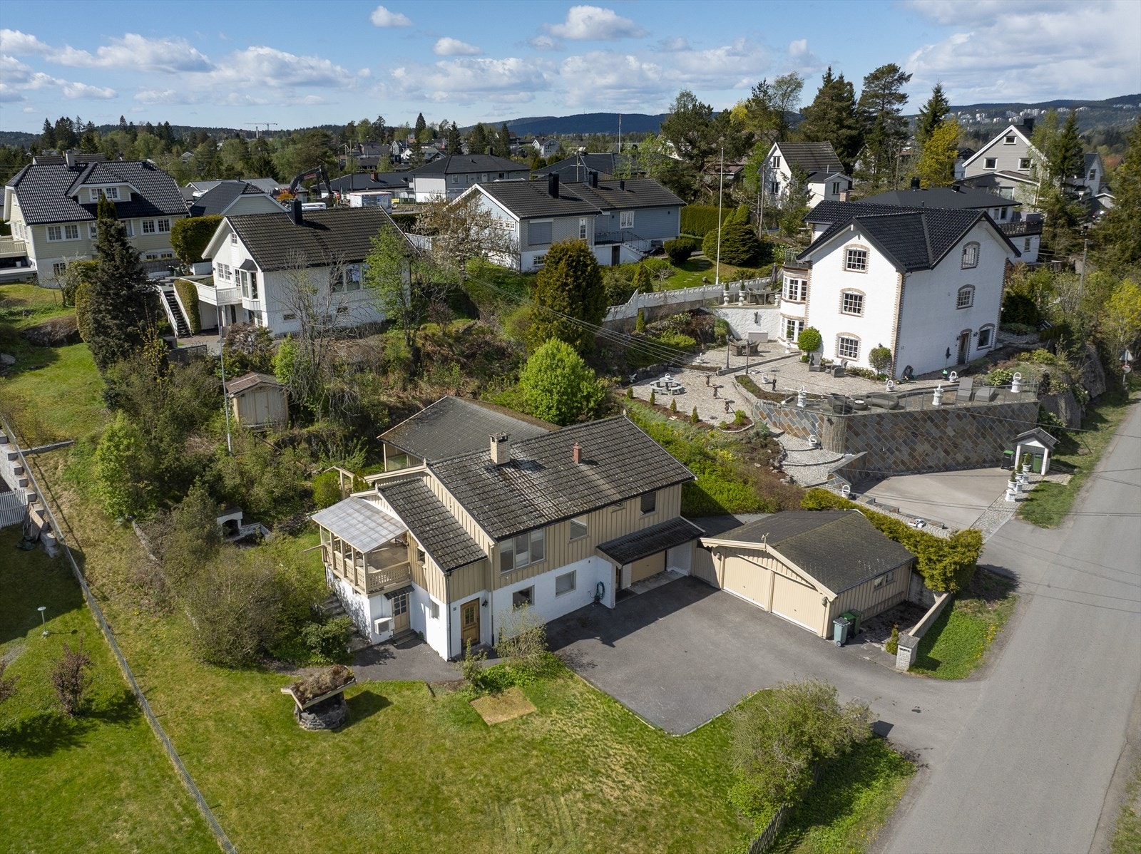Boligen har en fin plassering i terrenget med utsikt over nærområdet. Galleribilde