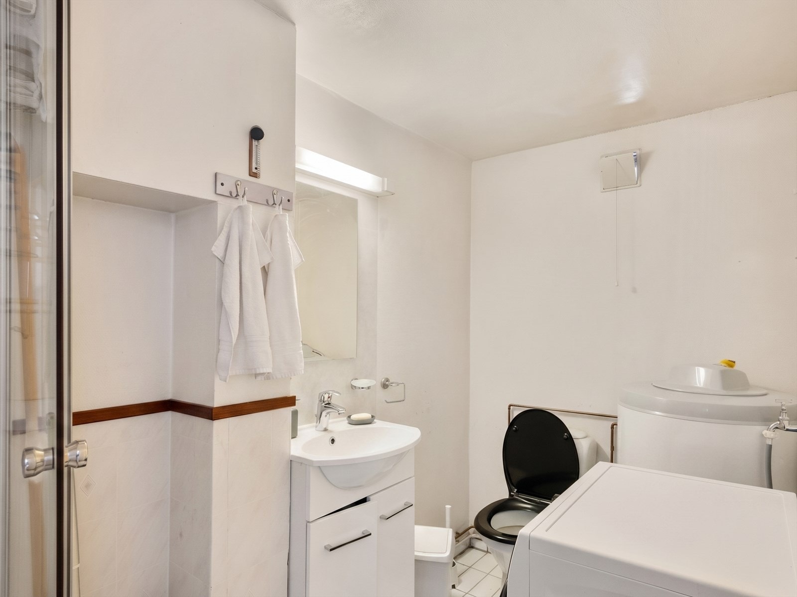 Badet i den innredede delen har flislagte gulvflater med elektriske varmekabler. Galleribilde