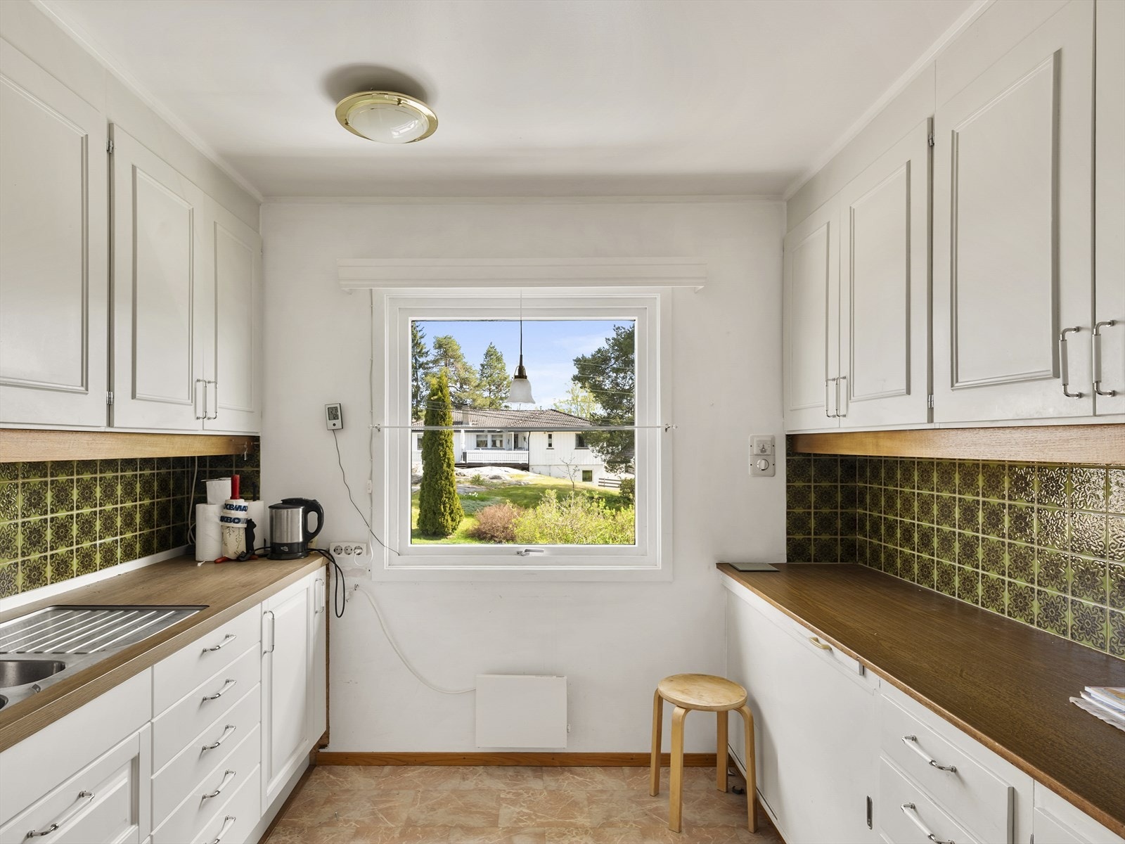 Kjøkkenet er utstyrt med ventilator med avtrekk ut og har avsatt plass til komfyr, kjøleskap og oppvaskmaskin. Galleribilde