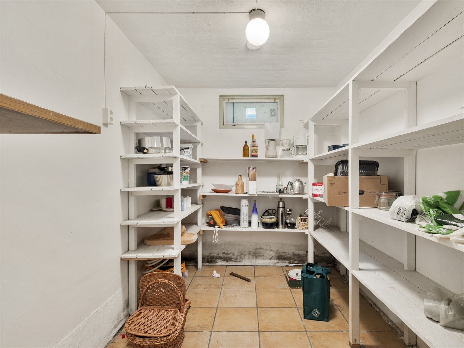 Stor bod i underetasjen med god plass til lagring. Galleribilde