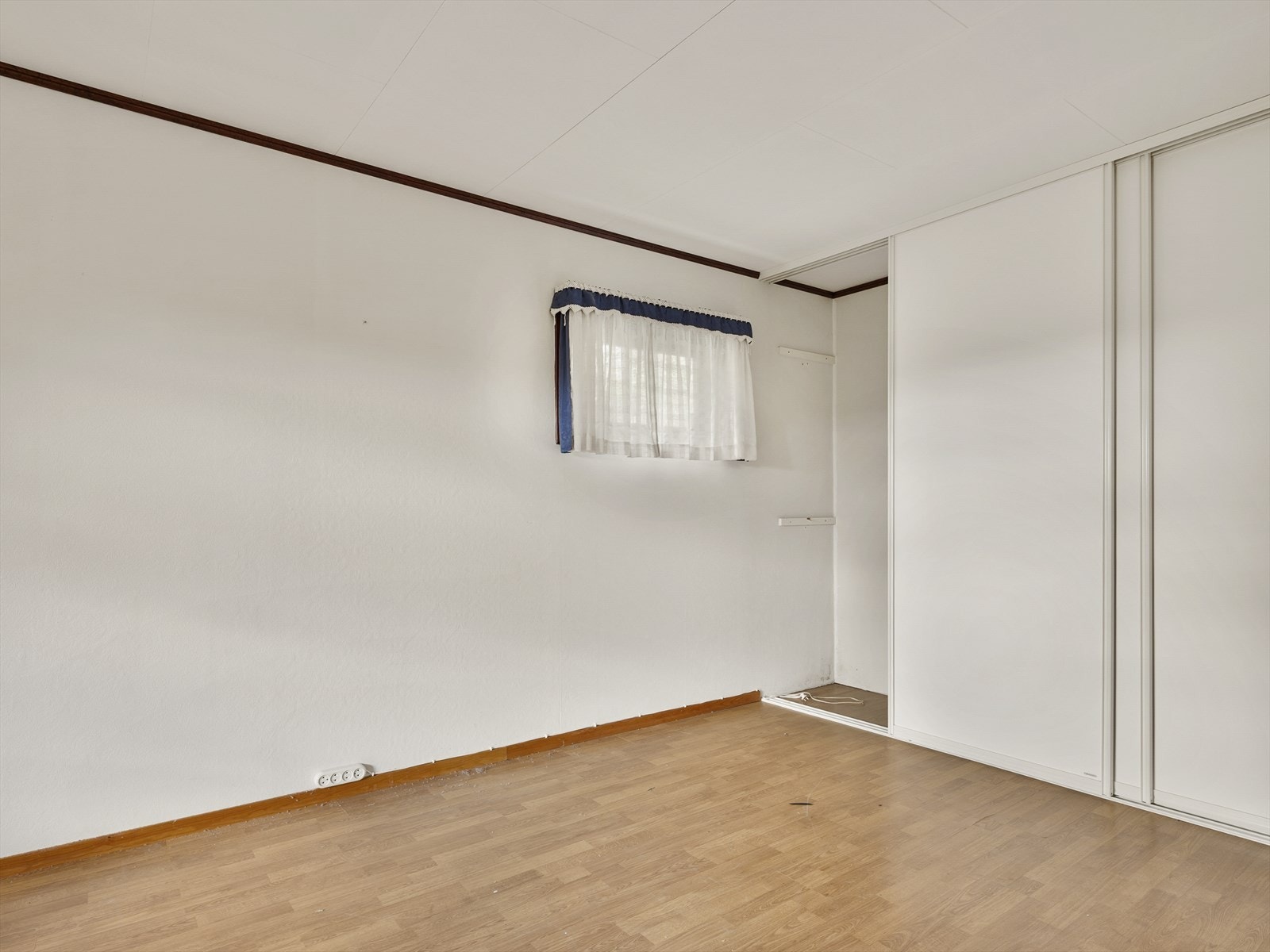 Hovedsoverommet er av god størrelse og har plass til dobbeltseng og nattbord. En stor garderobeløsning med skyvedører er også montert her. Galleribilde