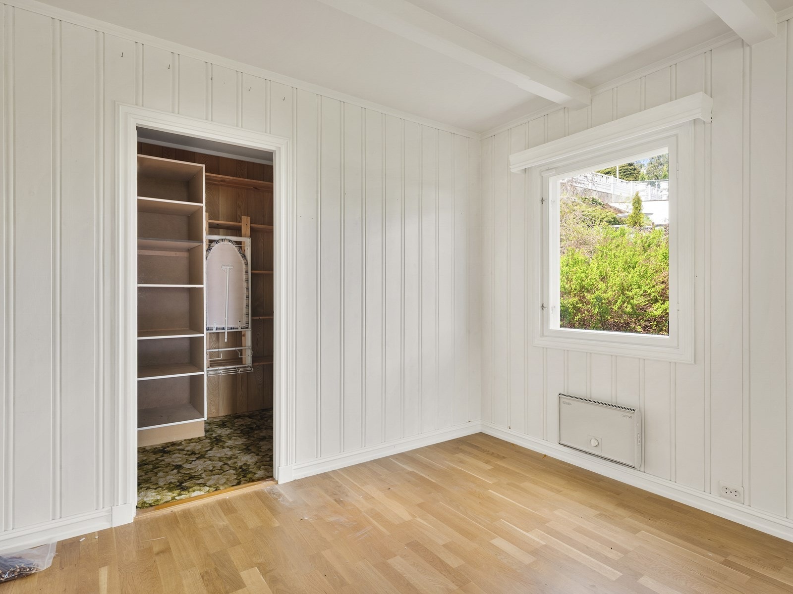 Fra spisestuen er det også tilgang til en bod med skapløsninger. Galleribilde