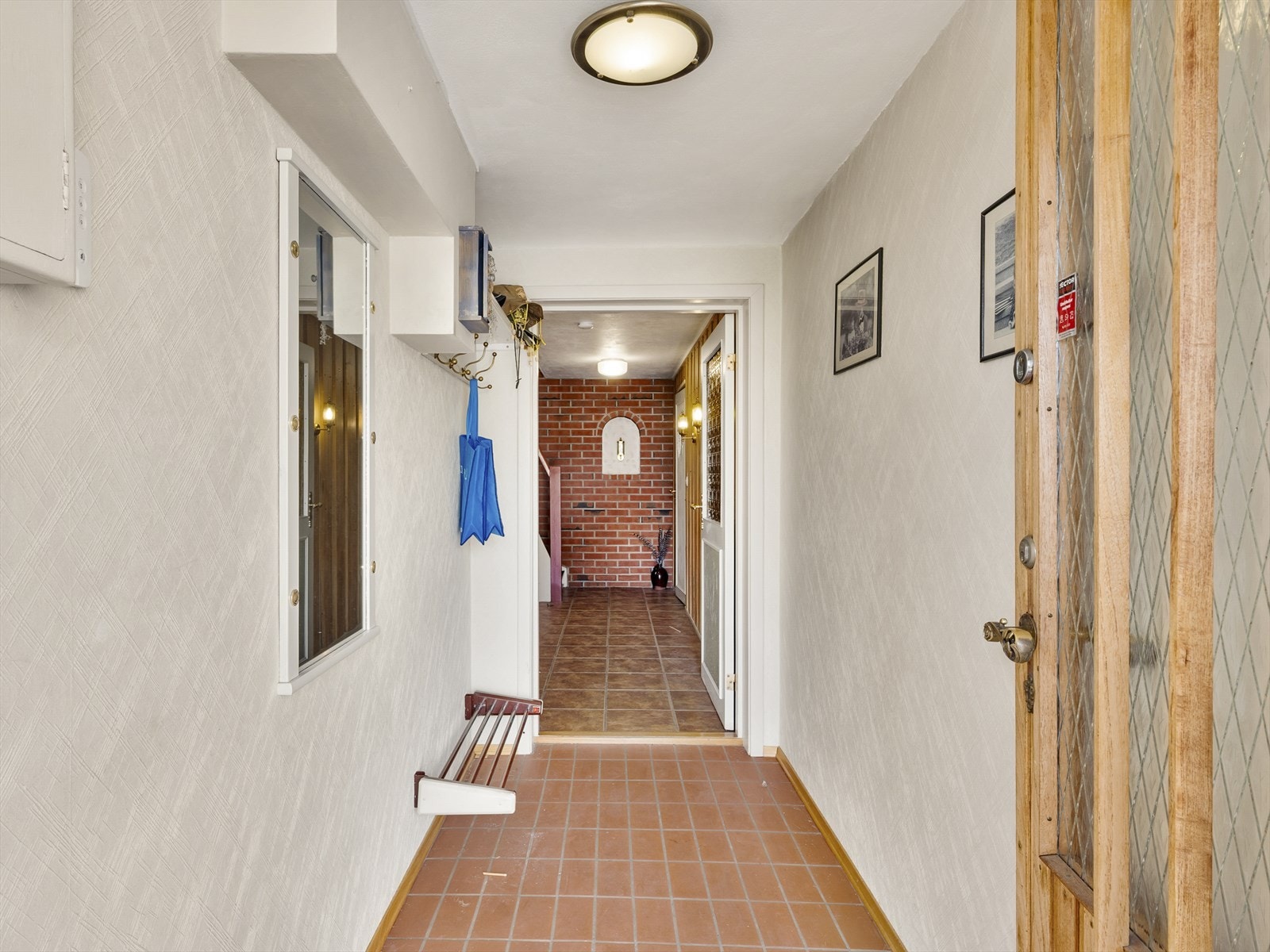 Fra boligens frontside er det egen adkomst til underetasjens entré. Galleribilde