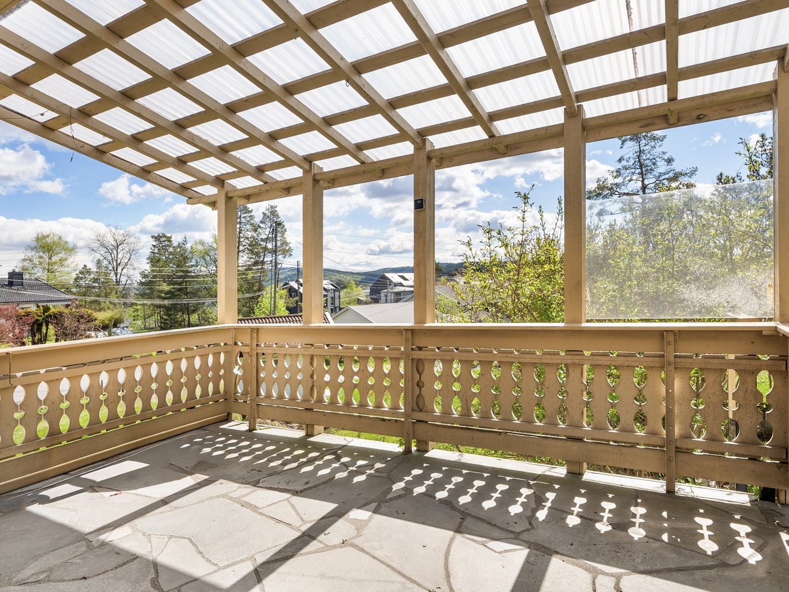 Fra stuen er det utgang til en overbygget veranda på 15 m². Galleribilde