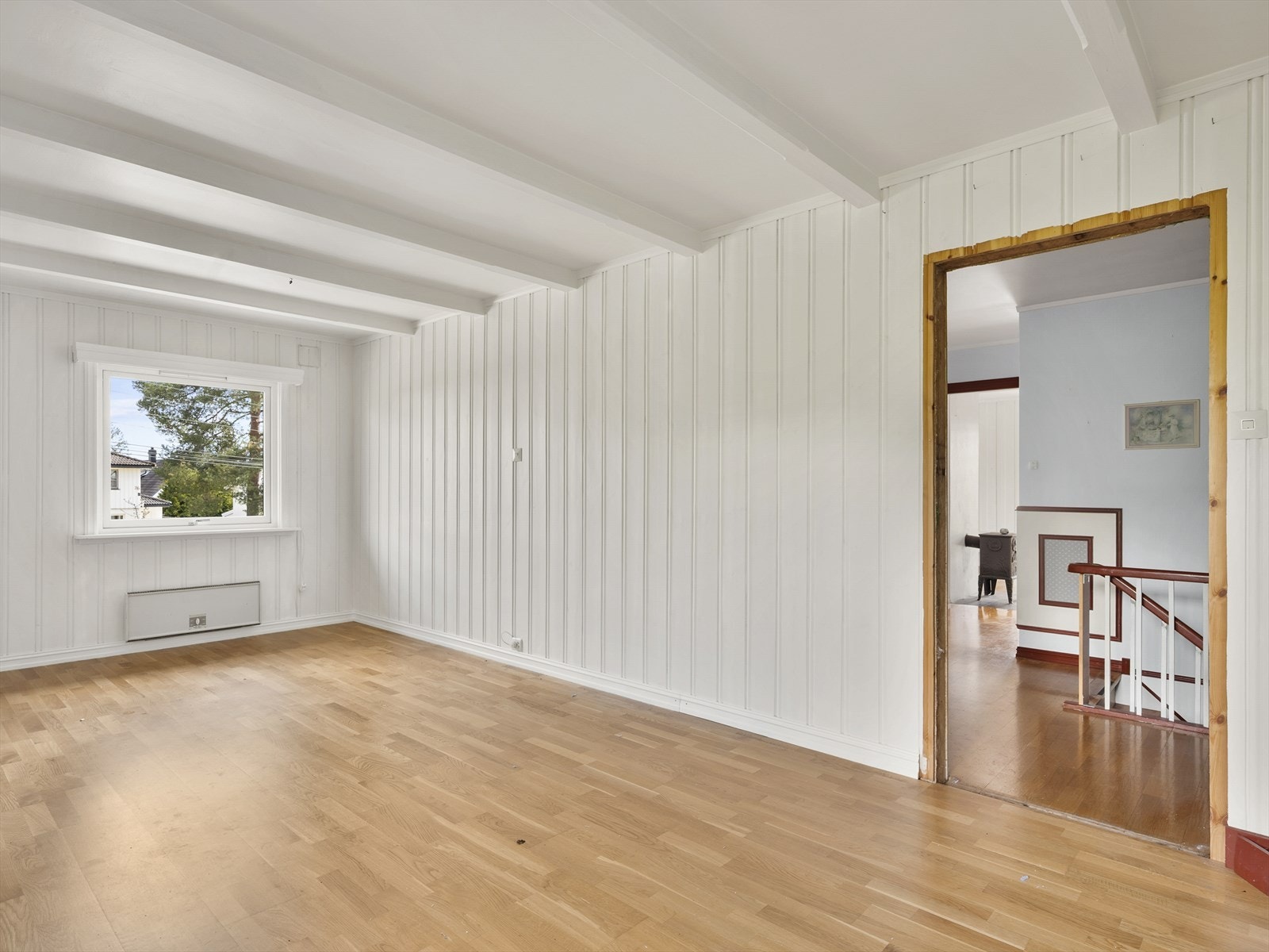 Fra trapperommet er det adkomst til en stor spisestue med trepanel på vegger og parkett på gulvet. Galleribilde