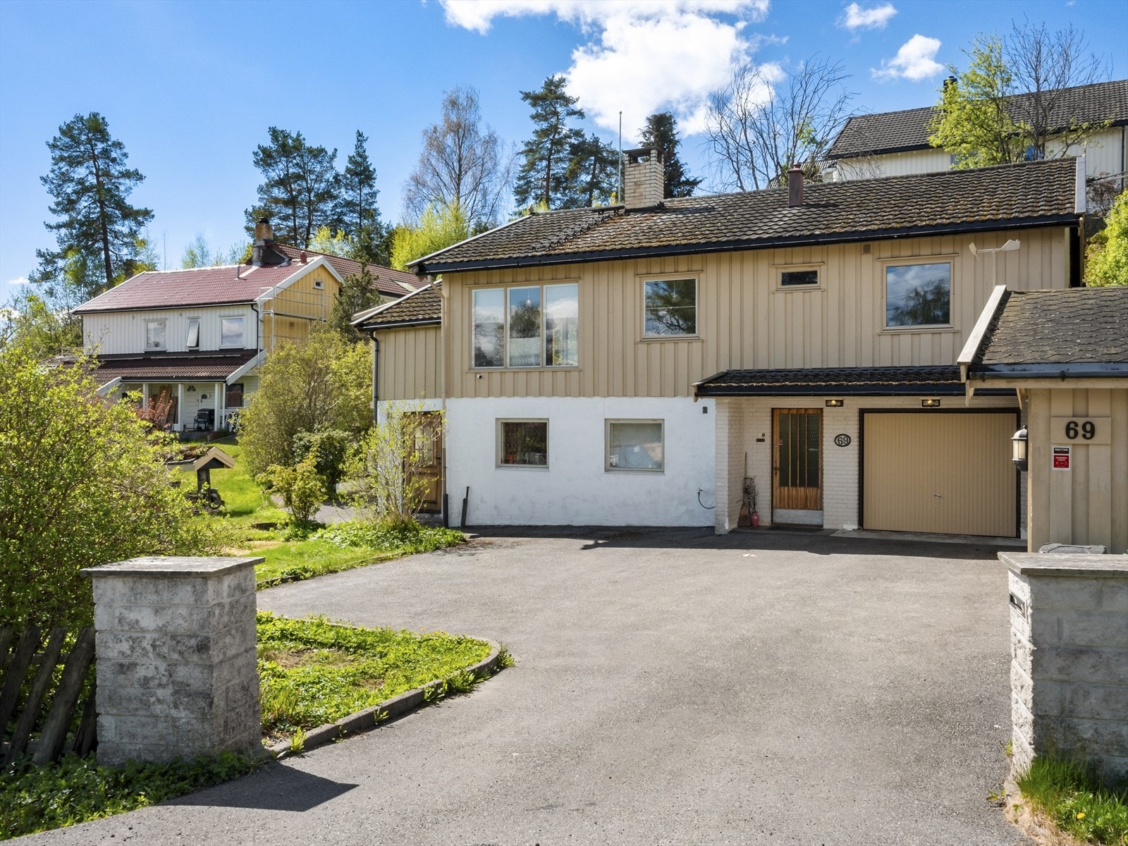 Dette er en sjarmerende og innholdsrik enebolig fra 1964 med familievennlig planløsning og hyggelige uteområder. Galleribilde