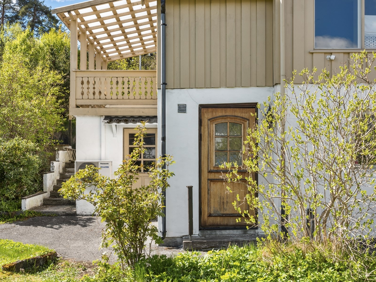 Boligen har flere inngangspartier på frontsiden av huset, samt egen inngang til hovedeteasjen fra hagen. Galleribilde