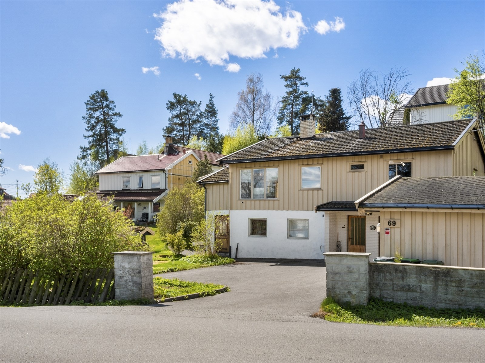 Asfaltert innkjørsel med god plass til parkering. Galleribilde