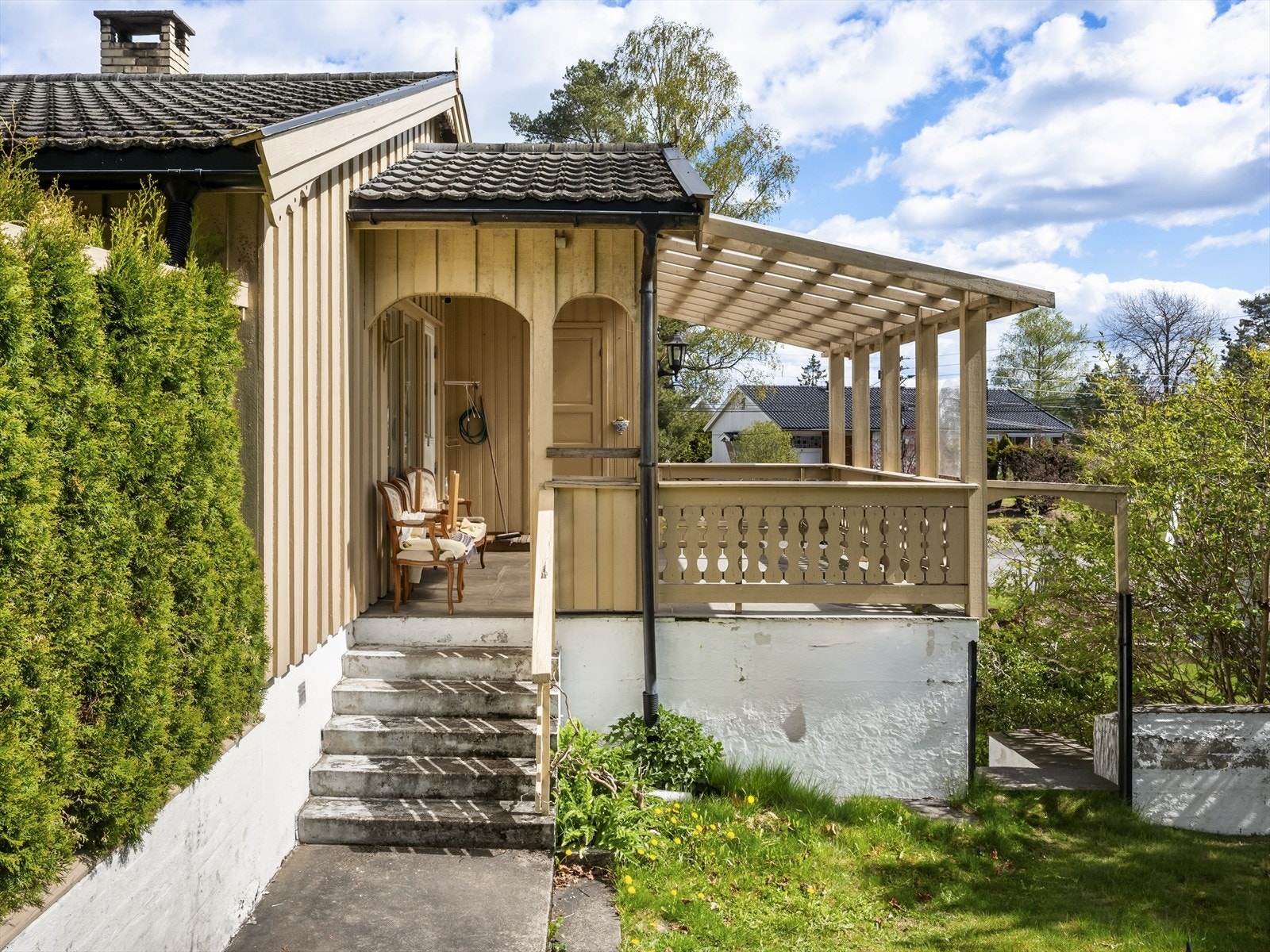 Tilbygg fra 1979 med takoverbygg på verandaen. Galleribilde