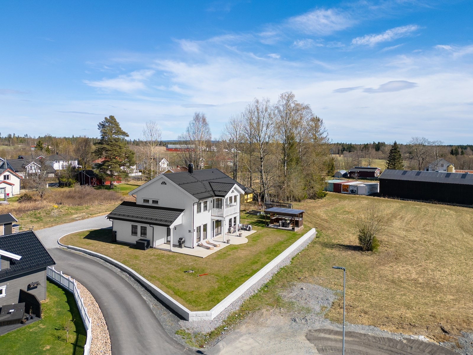 Rundt tomten er det lagt pent opparbeidede steiner som bidrar til å gi et ryddig og tiltalende uttrykk. Galleribilde