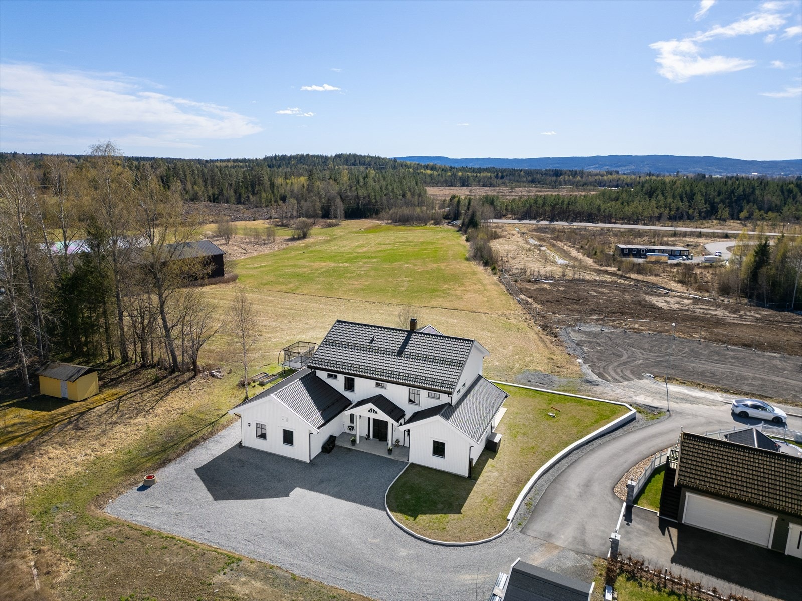 Boligen har en innebygende innkjørsel med god plass til parkering av flere biler. Galleribilde