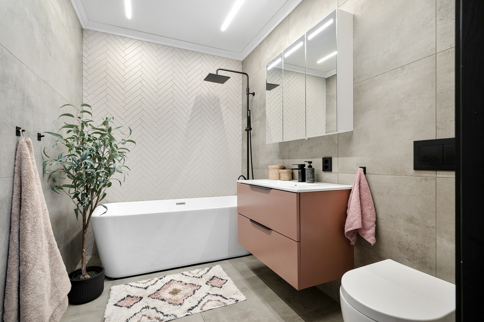 Bad 1 ligger ved siden av soverom 2. Badet er moderne og delikat, med stilren innredning og gode materialvalg. Galleribilde