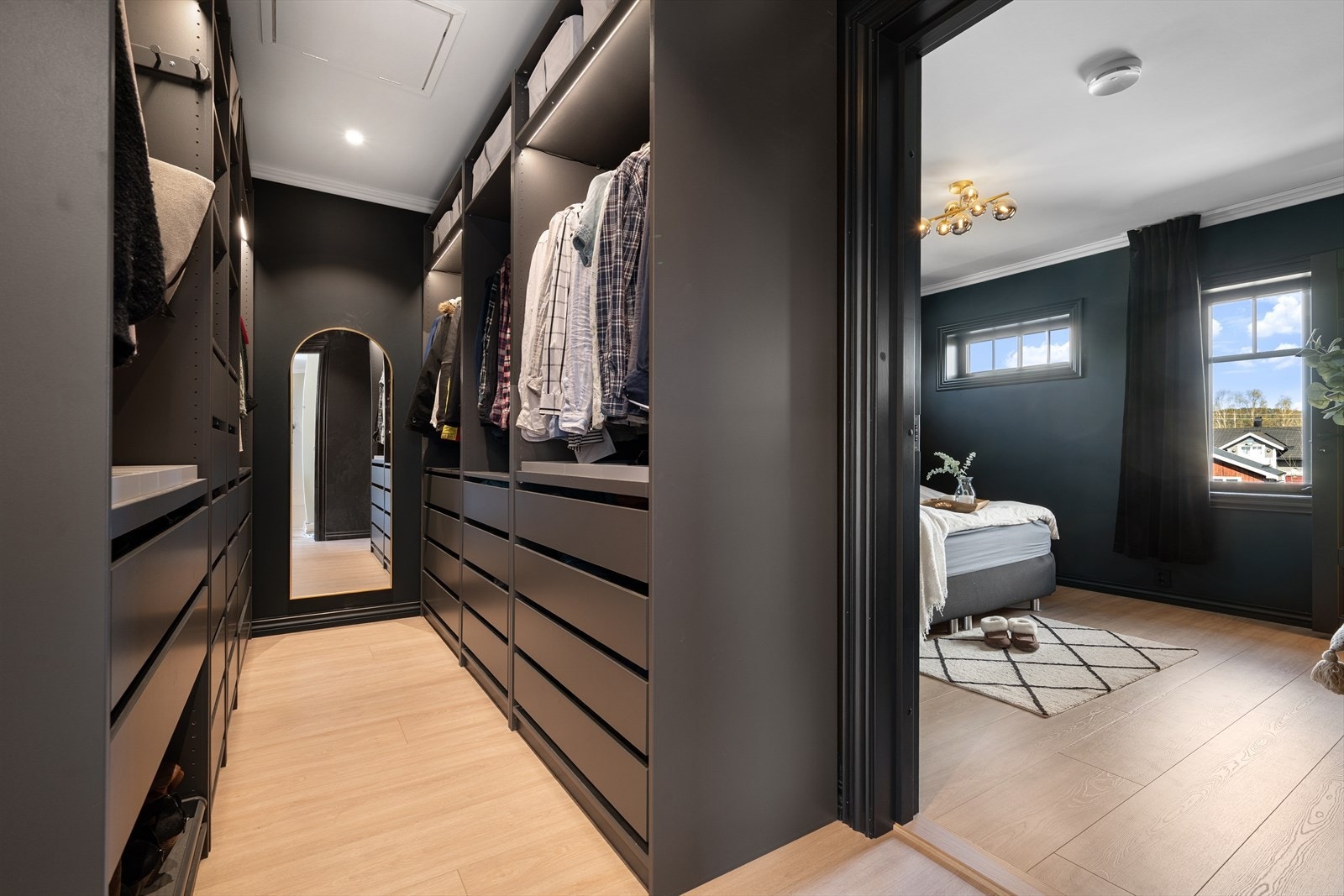 Fra soverommet har du direkte adkomst til walk-in-closet, som både er plassbesparende og gir en eksklusiv og luksuriøs følelse. Galleribilde