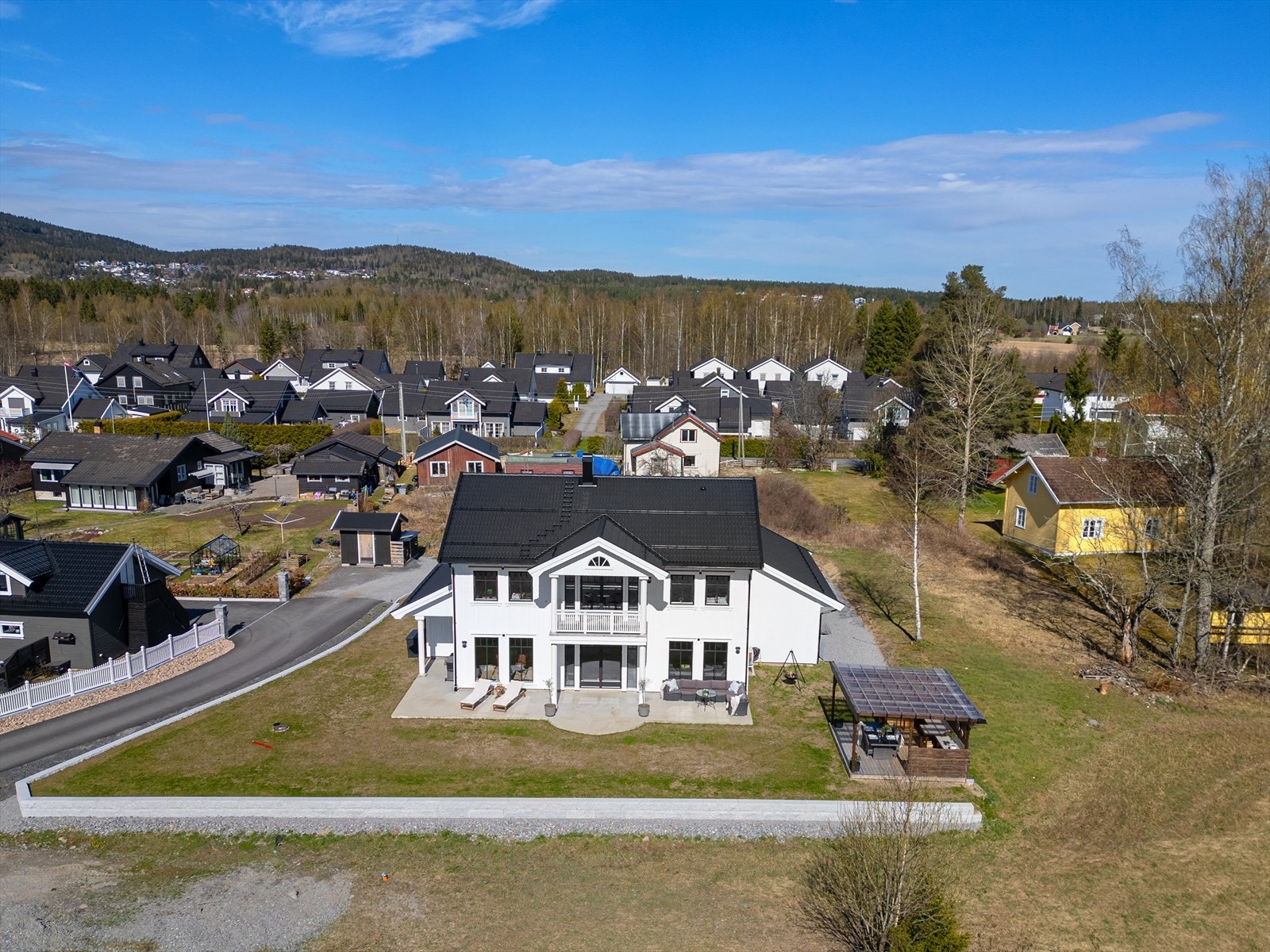 Eiendommen har en attraktiv intern beliggenhet med luftige avstander til naboene. Galleribilde