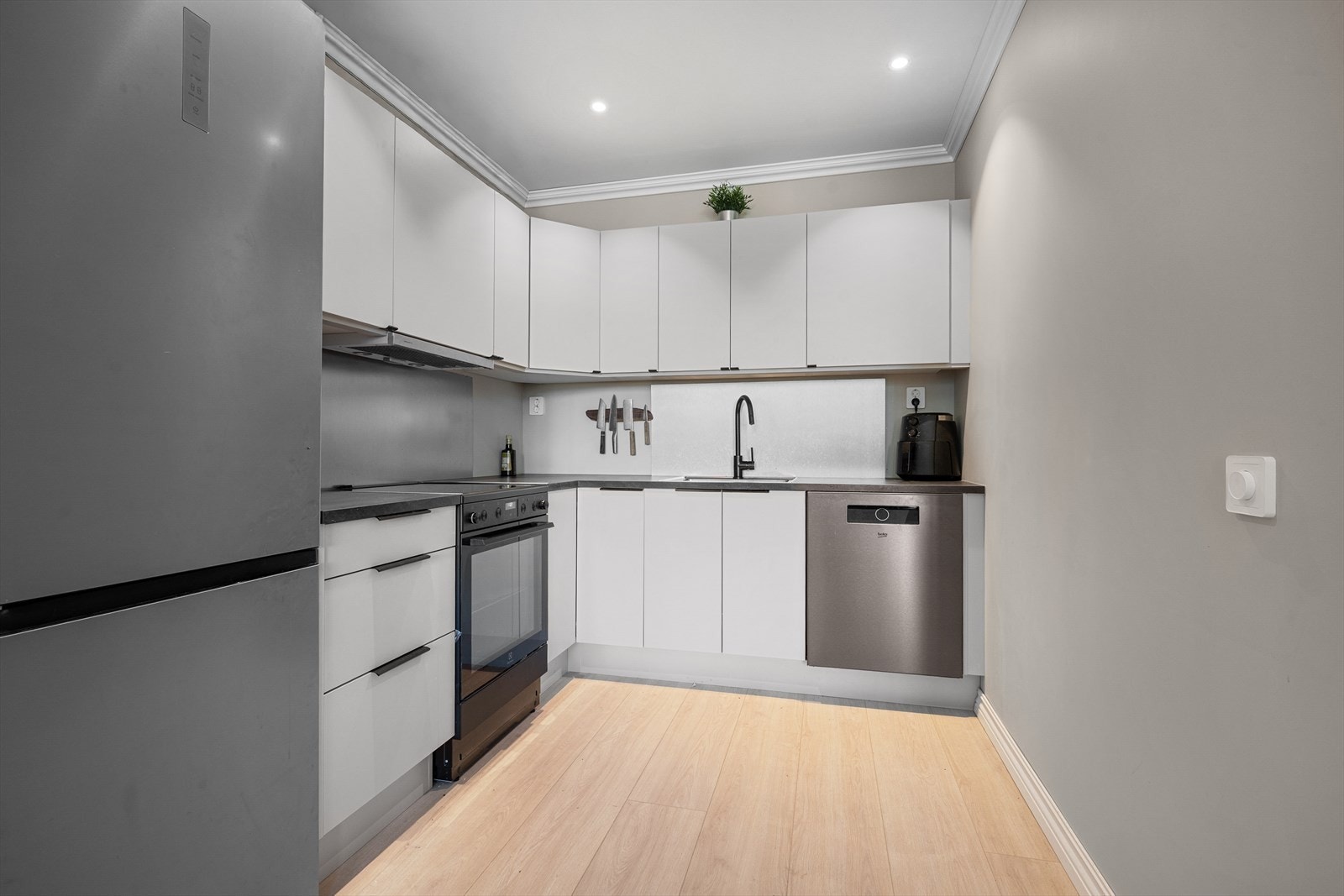 Kjøkkenet har innredning med glatte fronter og benkeplaten av laminat. Kjøkkenet har rikelig med skapplass og downlights som skaper en lun og behagelig atmosfære. Galleribilde