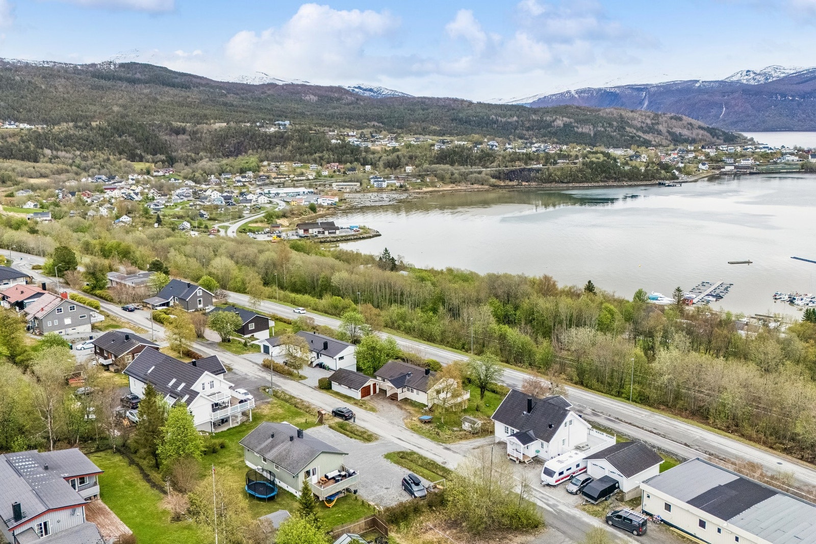Fra eiendommen er det gangavstand til Fauske sentrum og Fauske stasjon (ca. 7 min). Galleribilde