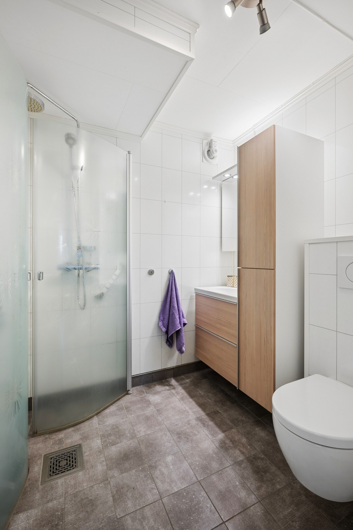Badet i underetasjen ble oppgradert med nye gulvfliser i 2024 og har elektriske varmekabler. Galleribilde