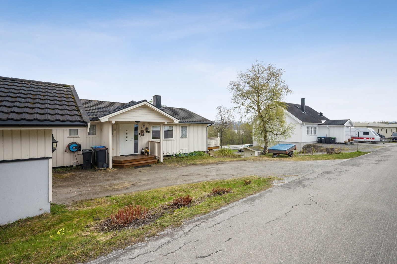 Eiendommen ligger i et stille og rolig nabolag på Hauan. Galleribilde