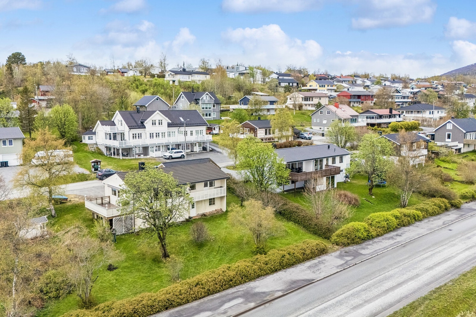 Nabolaget består hovedsakelig av eneboliger, noe som skaper et etablert og trivelig bomiljø. Galleribilde