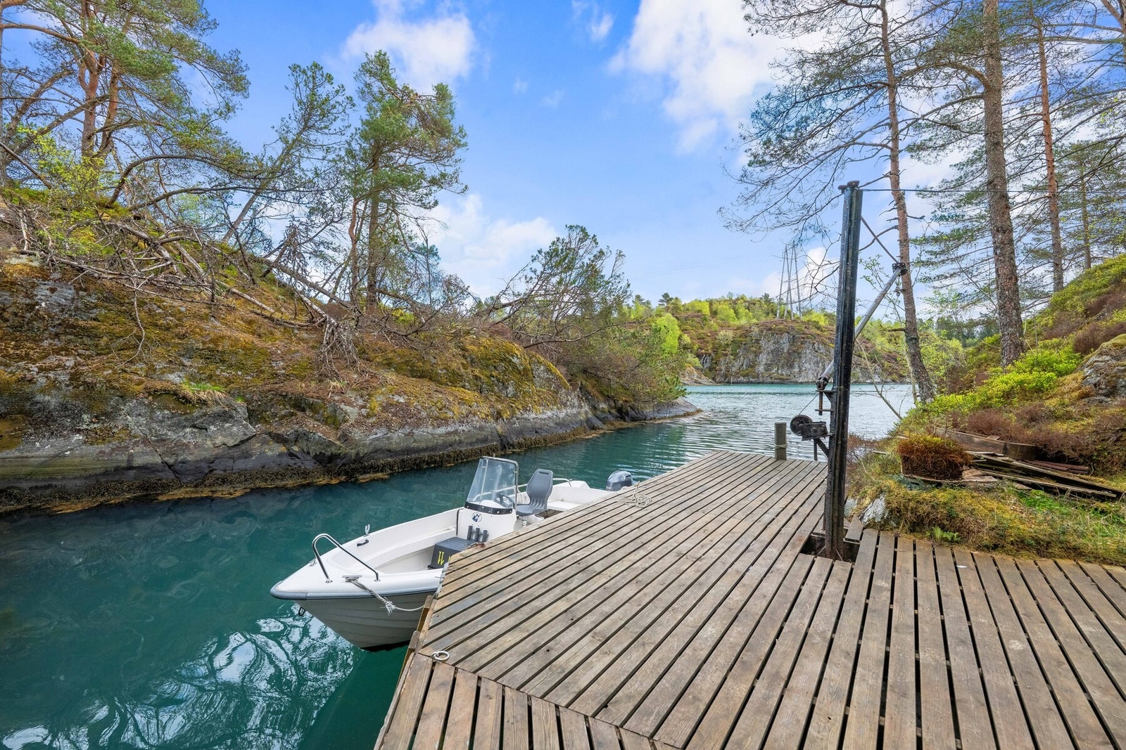 En idyllisk fritidseiendom med fantastisk beliggenhet like ved sjøkanten. Galleribilde