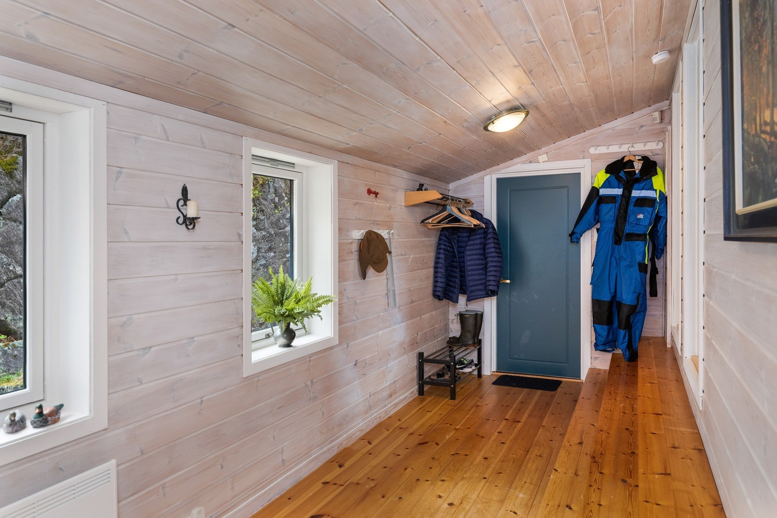 Velkommen inn i en romslig entré med god plass til oppbevaring av yttertøy og sko. Galleribilde