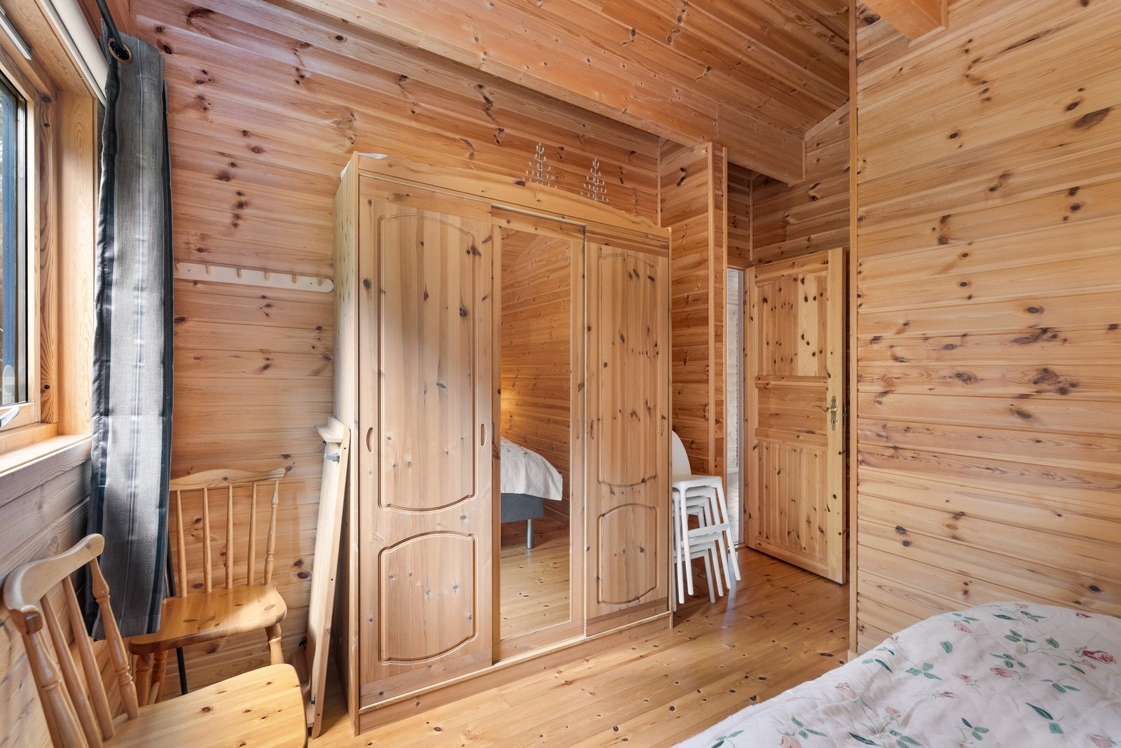 Det er panelte vegger og tregulv. Galleribilde
