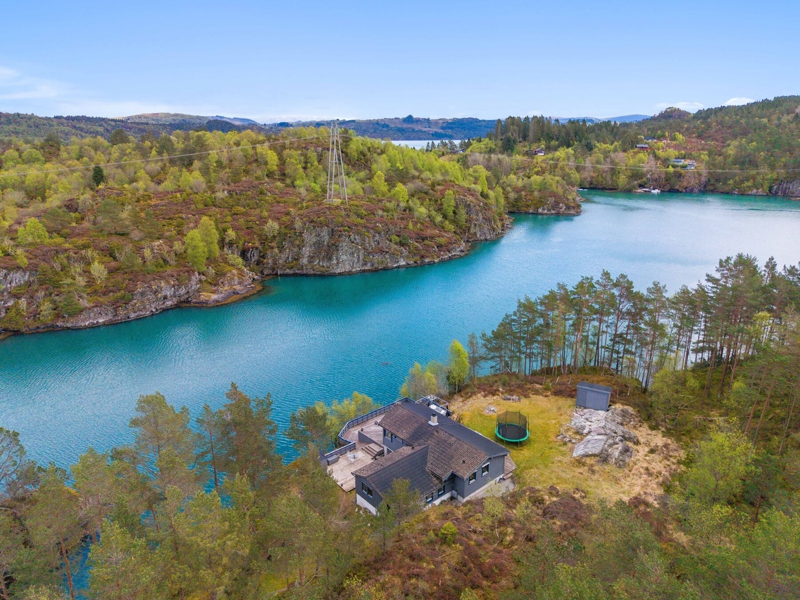 Her får man en lun og innholdsrik hytte omgitt av vakker vestlandsnatur, med flotte uteområder, egen brygge og naust. Galleribilde