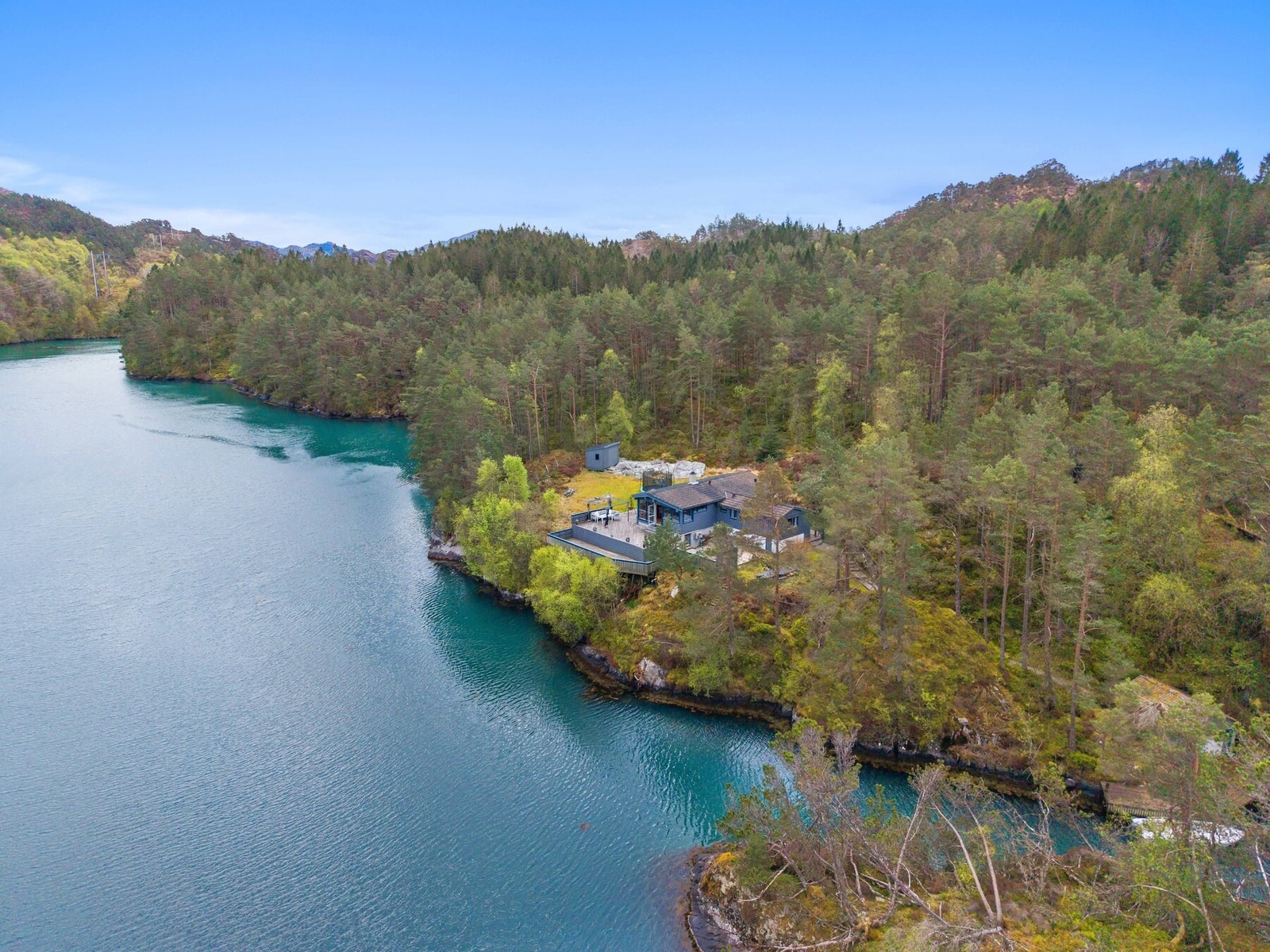 Adkomst er hovedsakelig via båt, eventuelt via natursti. På eiendommen medfølger også naust. Galleribilde