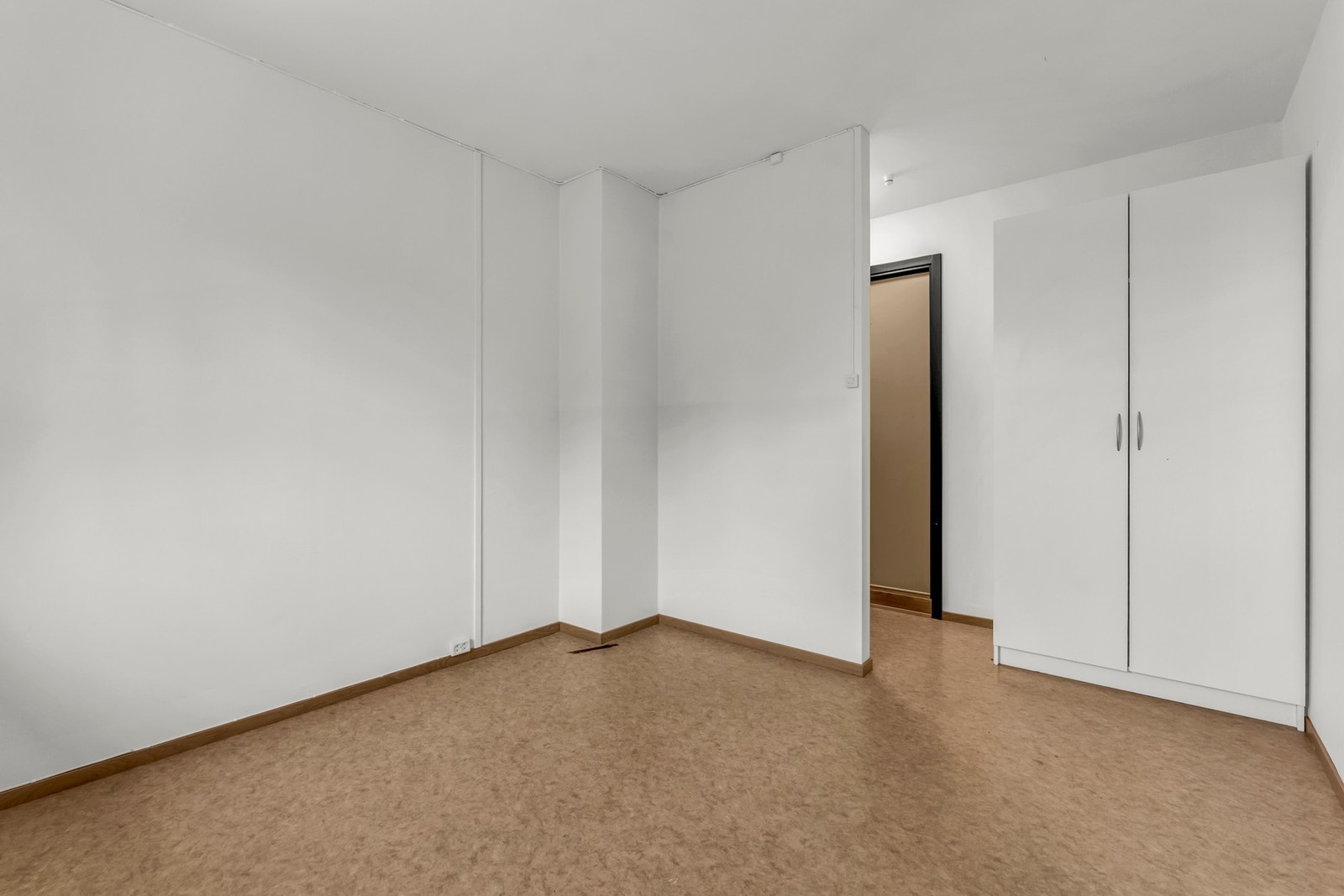 Romslig hovedsoverom med garderobeskap Galleribilde