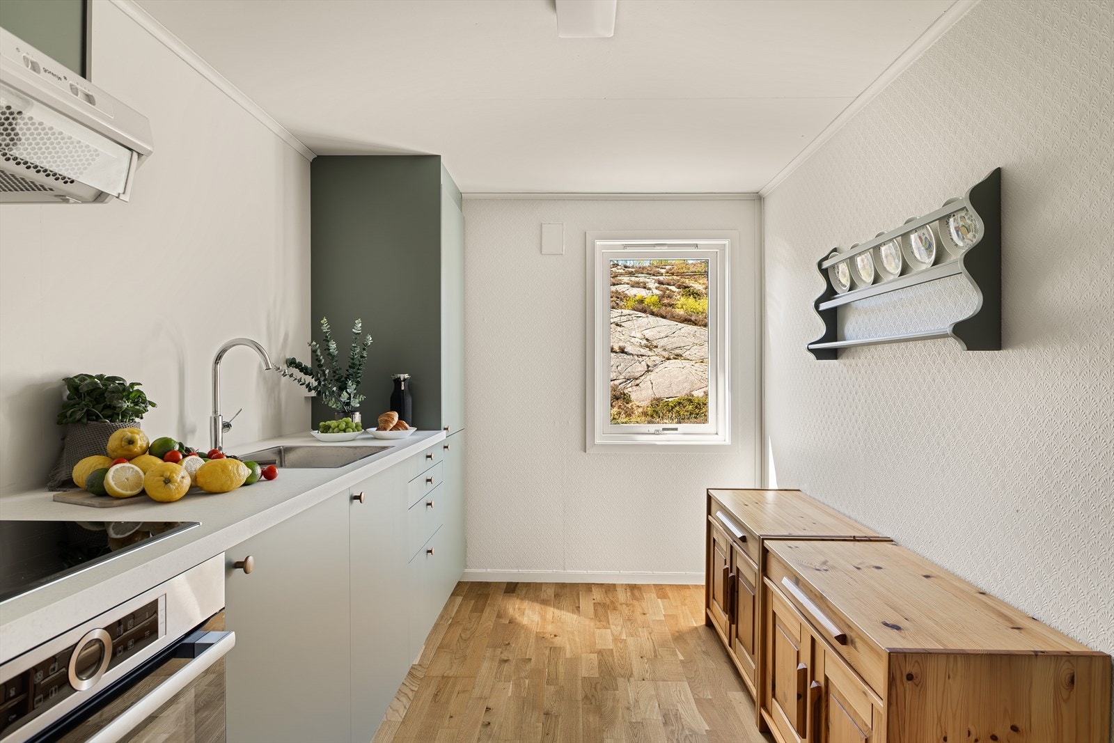 - Lekker kjøkkeninnredning (ny i 2026) med slette fronter og benkeplate av laminat - Galleribilde