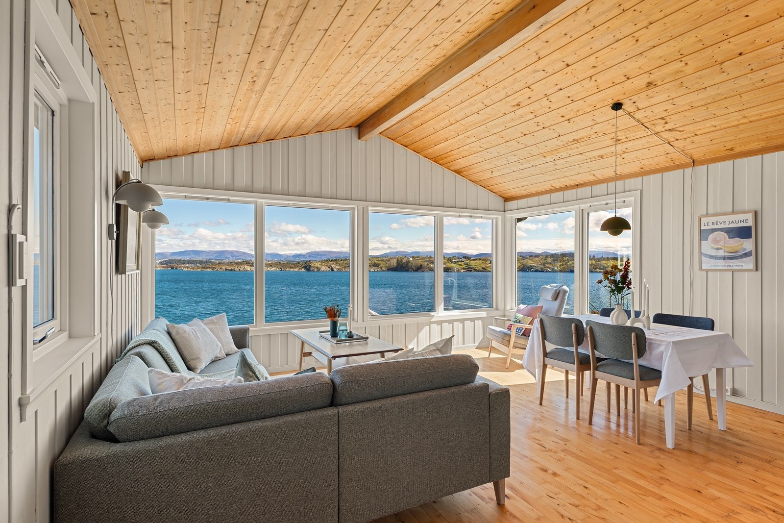 - Hytten har et BRA-i på 66m² og inneholder entré, gang, bad, 2 soverom, stue, kjøkken og bod - Galleribilde