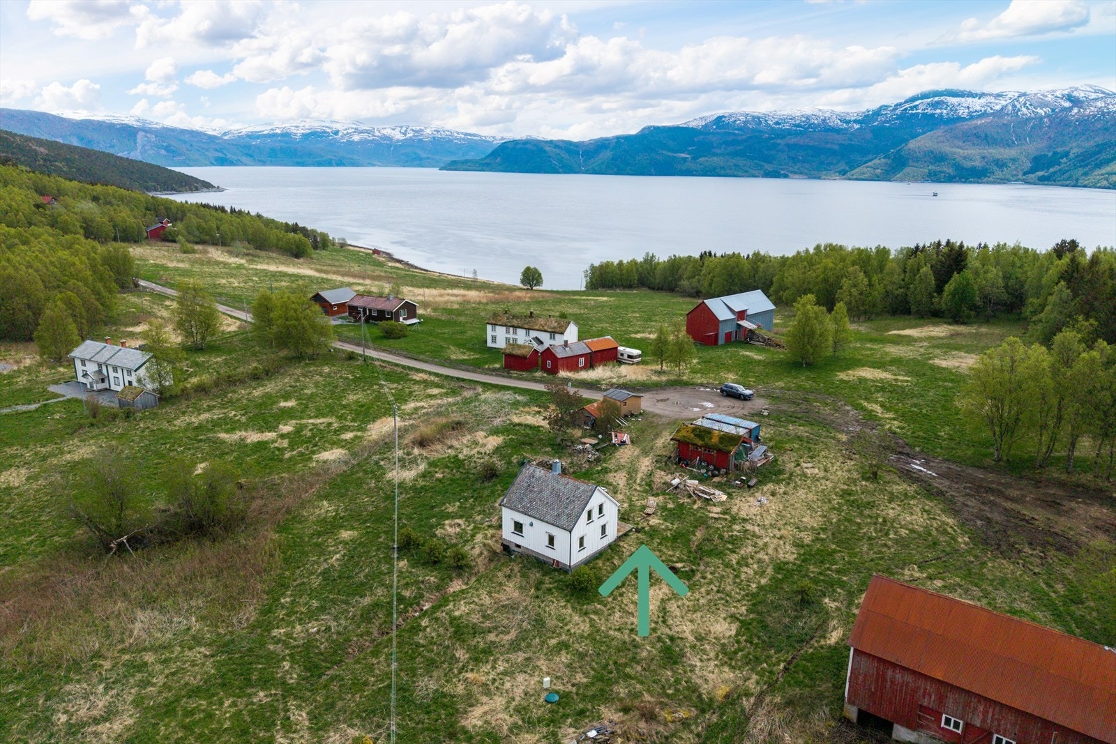 Bolighus og uthus og garasje- Fjøs, nede til høyre på bildet, tilhører ikke eiendommen Galleribilde