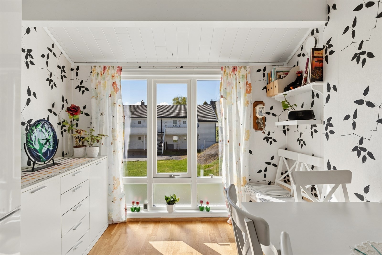 Store vindusflater gir godt med naturlig lys til spiseplassen. Galleribilde