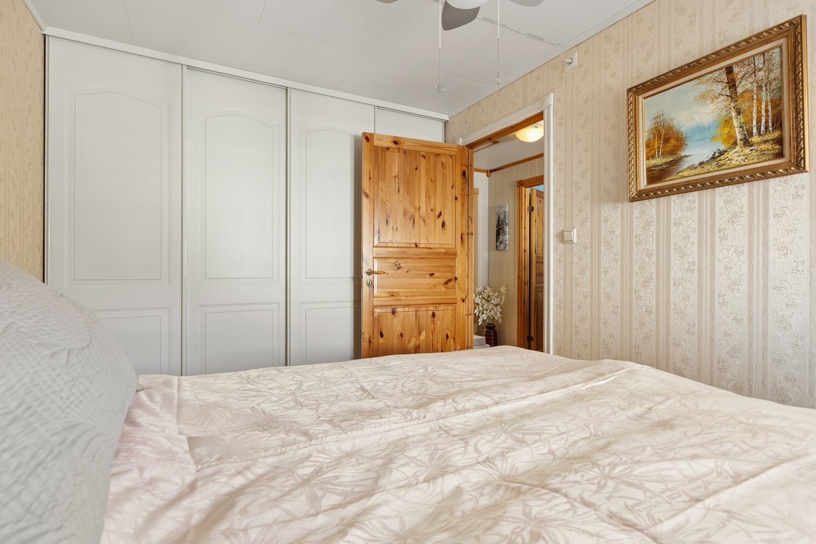 Hovedsoverommet har plass til dobbeltseng, tilhørende møblement og stor skyvedørsgarderobe med god oppbevaringsplass. Galleribilde
