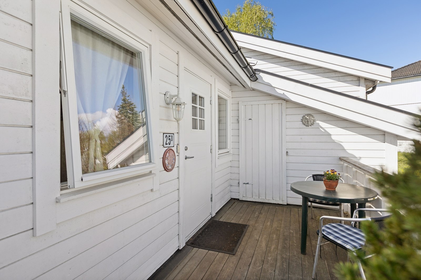 Ved inngangspartiet har du plass til å plassere et café-sett med mulighet til å nyte sommeren. Galleribilde