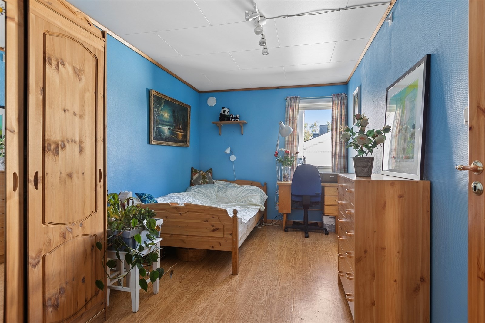 Det andre soverommet er praktisk utført med god plass til seng, oppbevaring og arbeidsplass. Ypperlig som barnerom, gjesterom eller hjemmekontor. Galleribilde