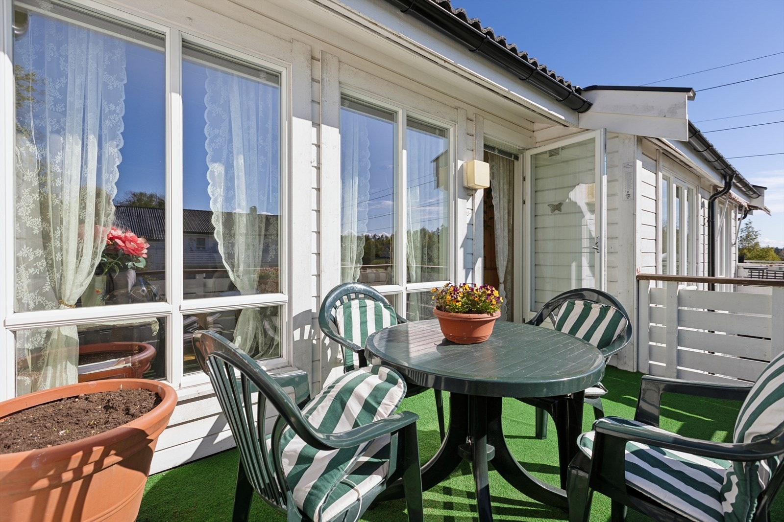 Balkongen har god plass til å møblerer med både hagemøbler og grill. Galleribilde