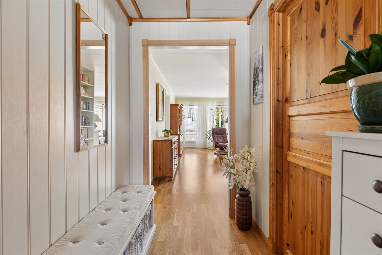 Fra gangen åpner leiligheten seg opp mot stuen og fellesarealene. Galleribilde