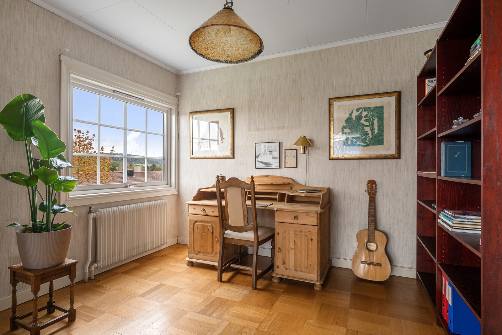 En lys del av stuen som gir fleksibel bruk, for eksempel som lesekrok, arbeidssone eller utvidet oppholdsareal. Galleribilde