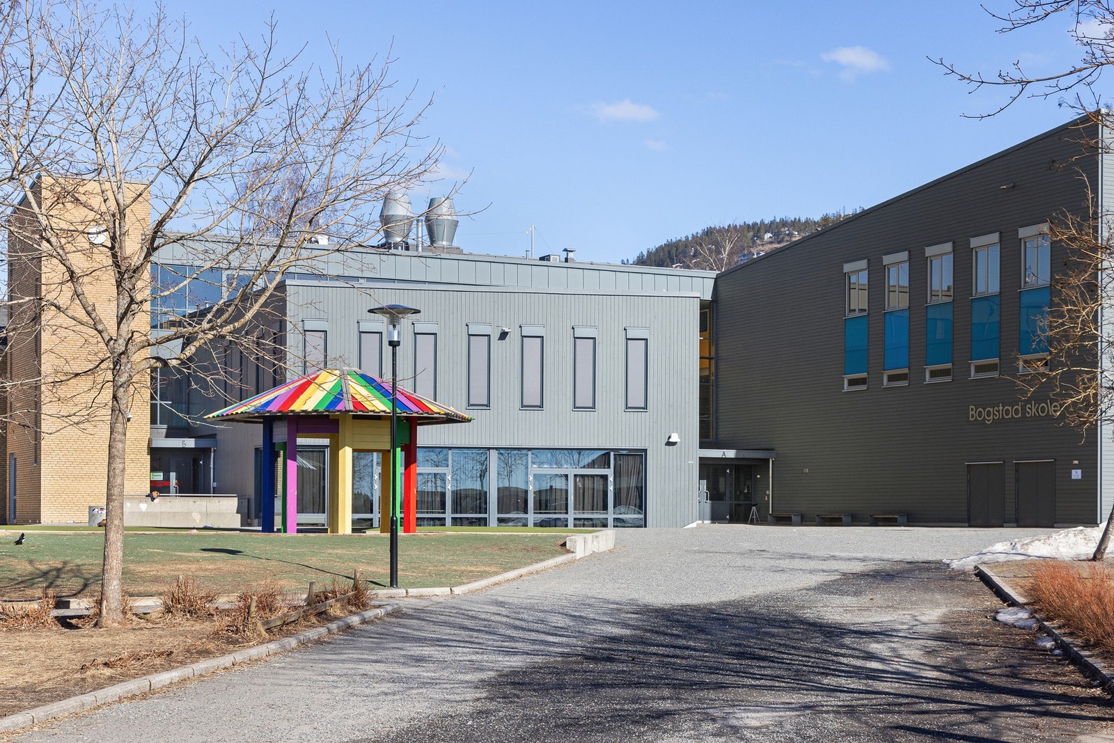 Eiendommen sogner til populære Bogstad skole, som ligger i nærområdet. Galleribilde