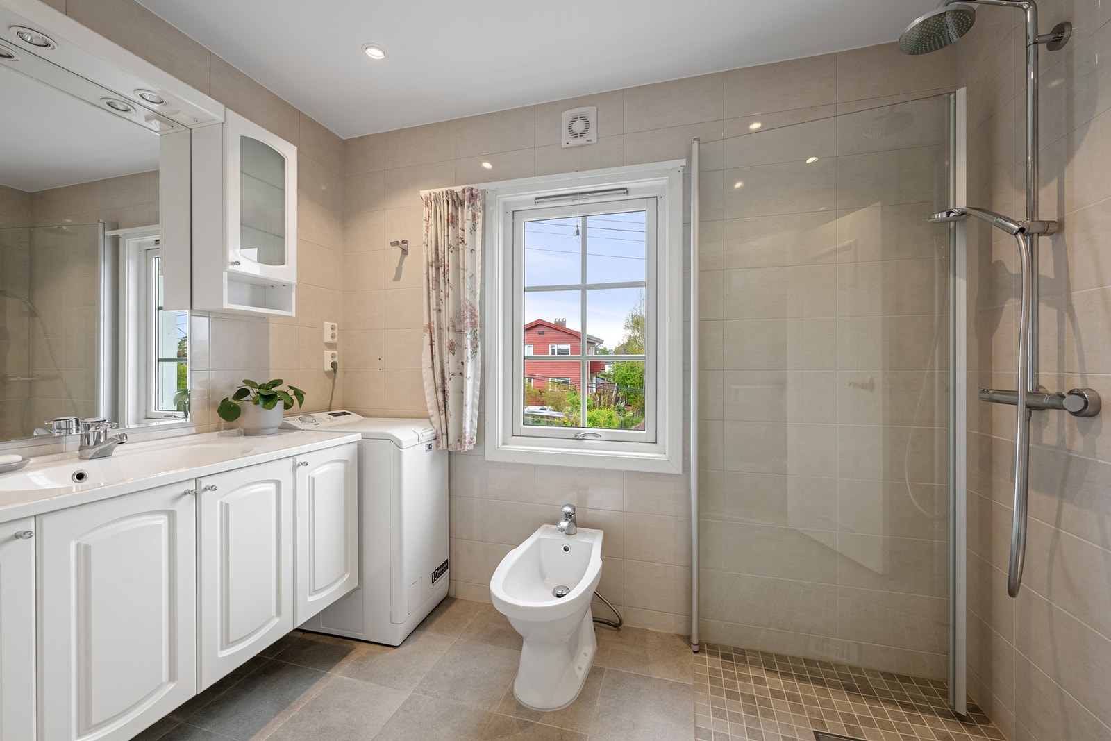 Badet i 2. etasje ble pusset opp i 2018 og har flislagte overflater, gulvvarme, dusjhjørne og opplegg for vaskemaskin. Galleribilde