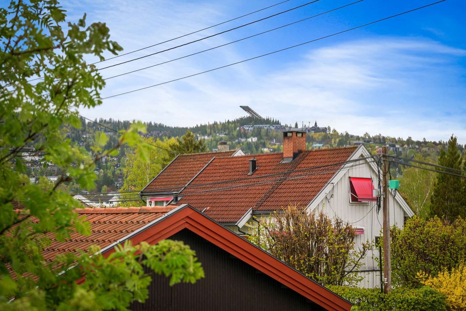 Fra eiendommen og nærområdet er det hyggelige utsyn mot grøntområder, villabebyggelse og Holmenkollåsen. Galleribilde