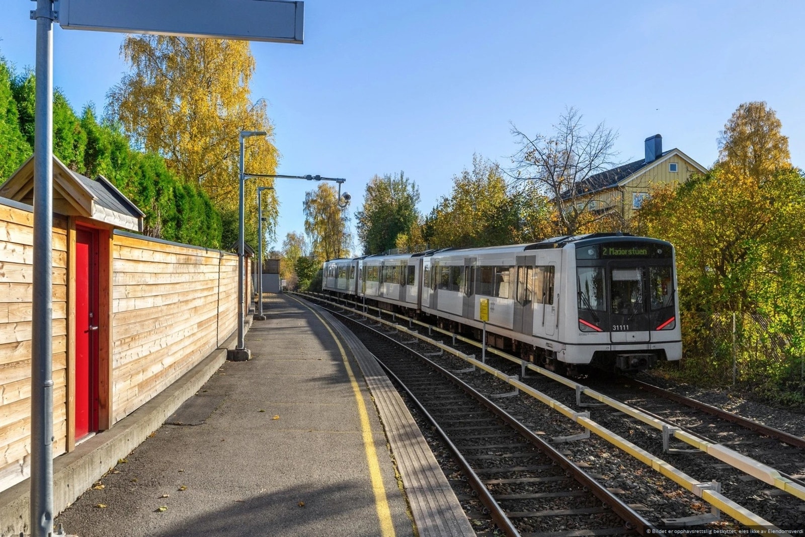 Kort gangavstand til Ekraveien T-banestasjon, med hyppige avganger mot Majorstuen og Oslo sentrum. Galleribilde