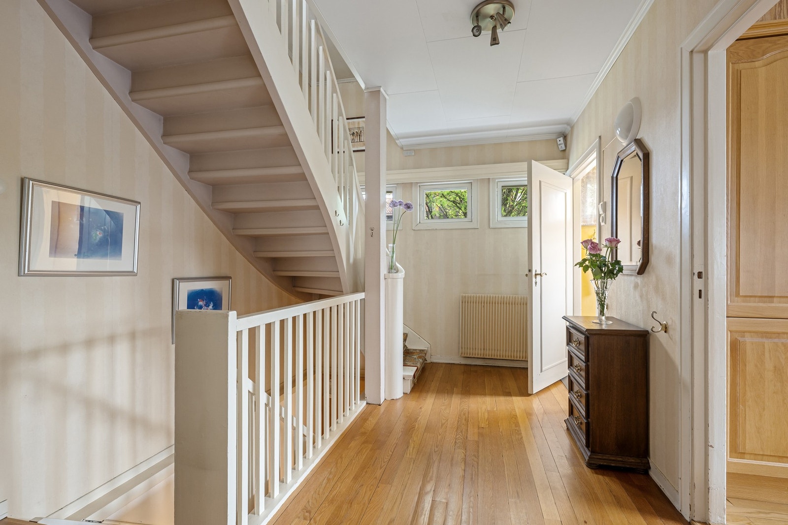 Boligen har en praktisk inngangssone med vindfang og romslig hall, godt tilpasset en aktiv familiehverdag. Galleribilde