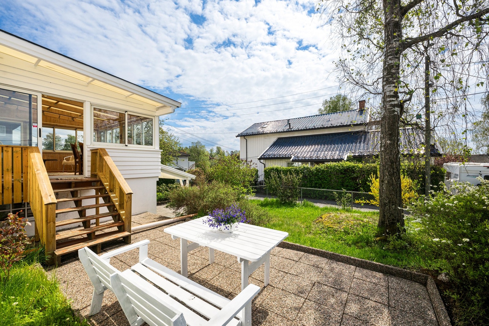 Hyggelig uteplass med plass til sittegruppe og videre adkomst til hagen. Galleribilde
