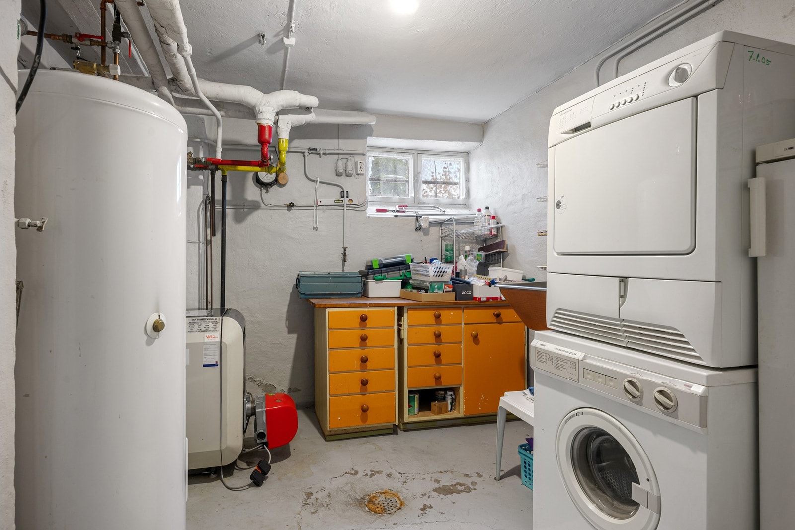 Praktisk vaskekjeller med plass til vask, tekniske installasjoner og oppbevaring. Galleribilde