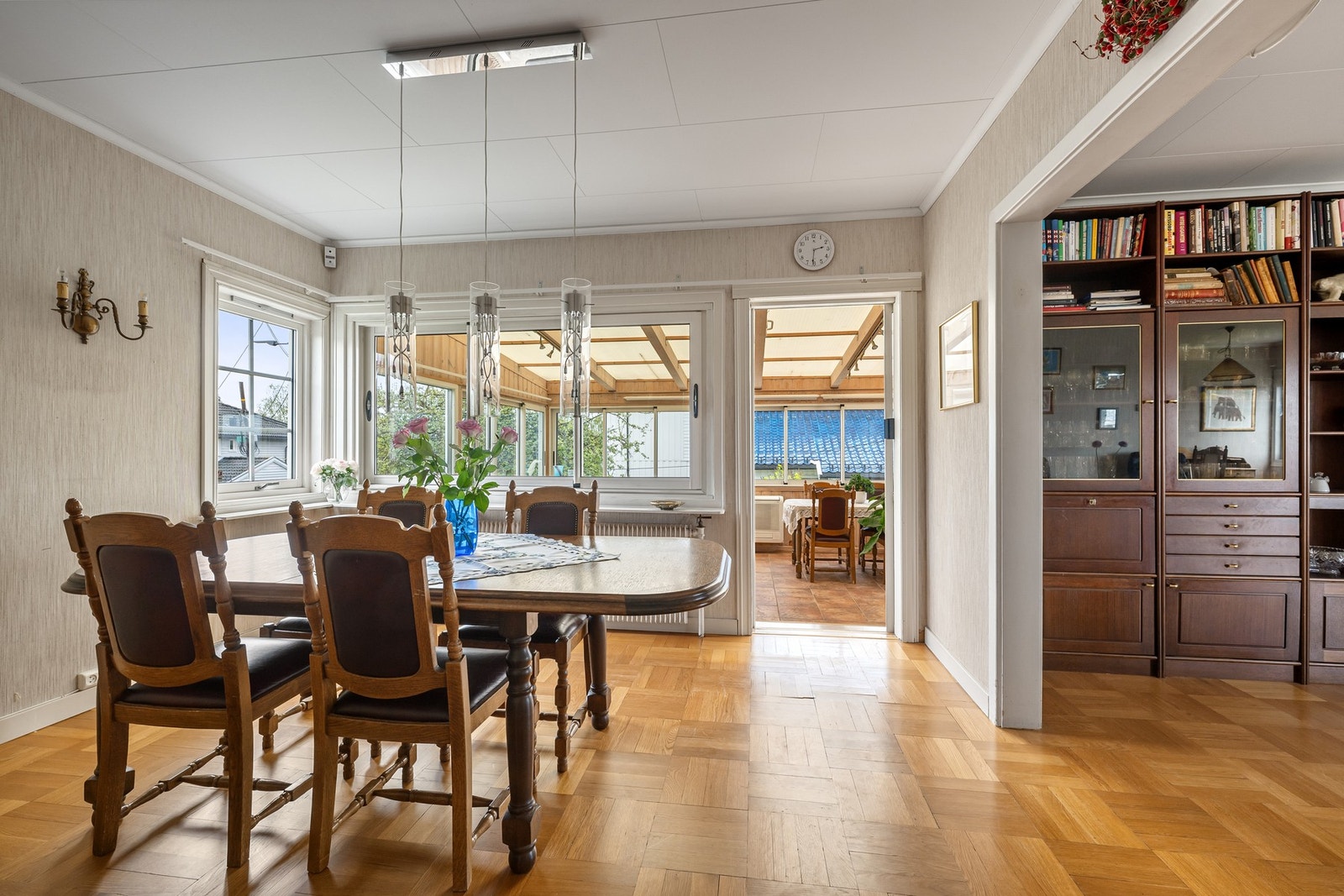 Romslig spisestue med plass til spiseavdeling og direkte adkomst til den innglassede verandaen/vinterhagen. Galleribilde