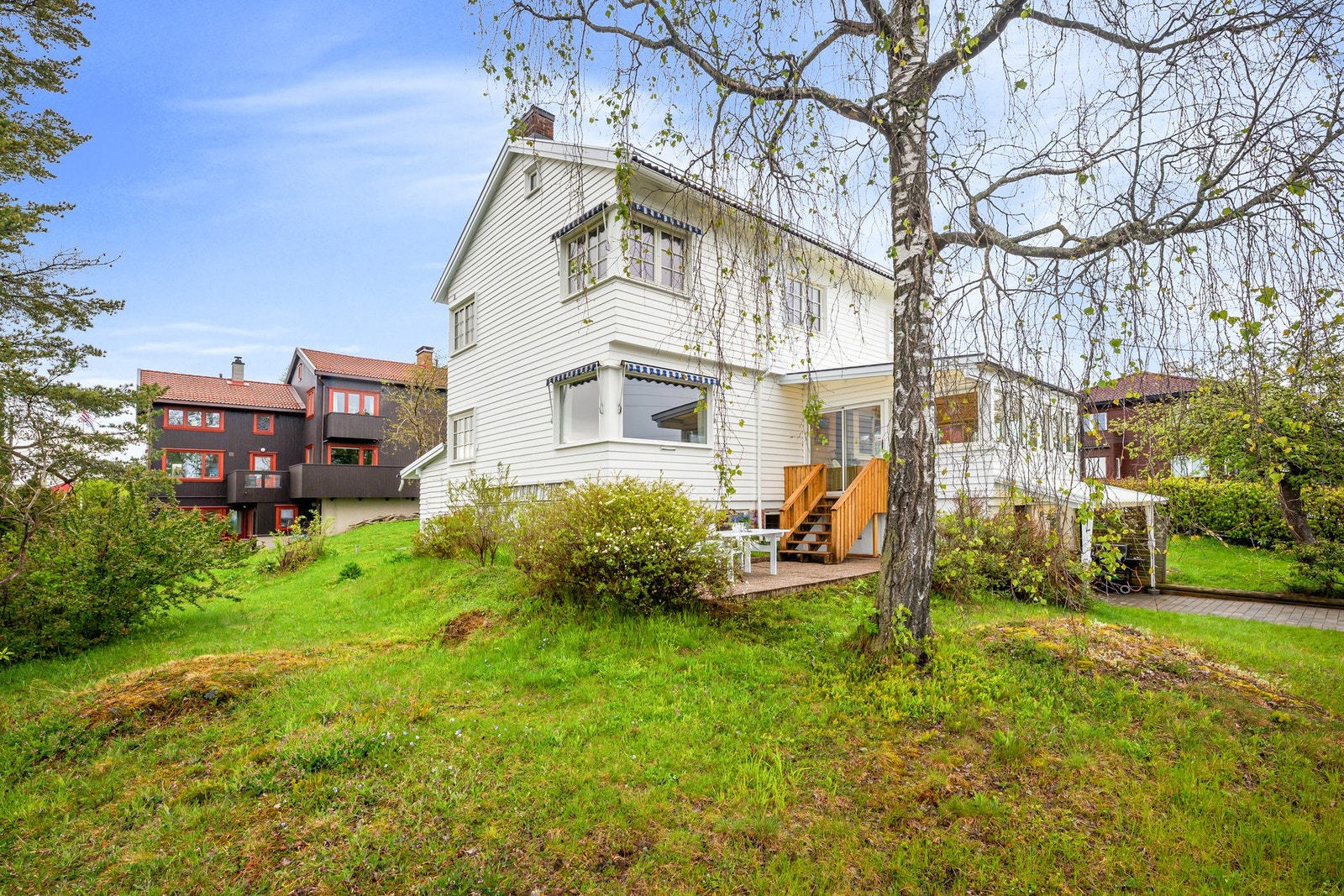 Innholdsrik enebolig over tre plan med fire soverom, hage, garasje/carport og stort potensial for den som ønsker å modernisere og skape en flott familiebolig. Galleribilde